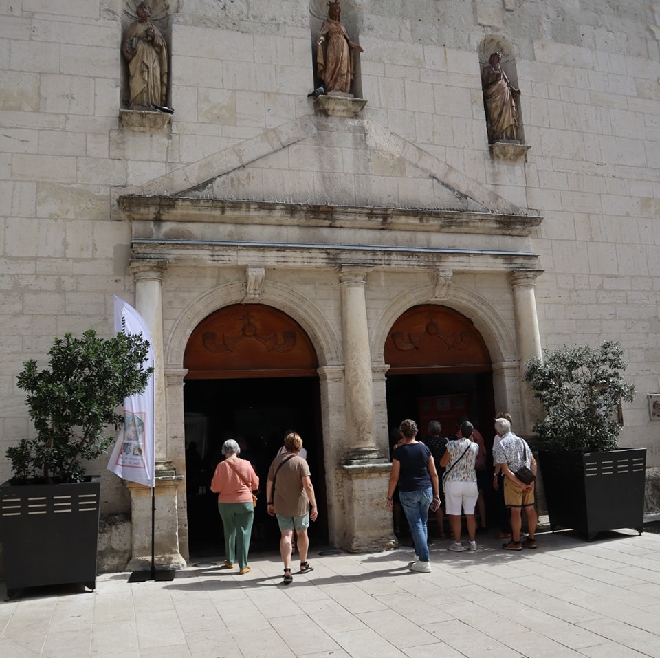 La visite de la Collégiale Sainte Croix et de ses vitraux Ville de